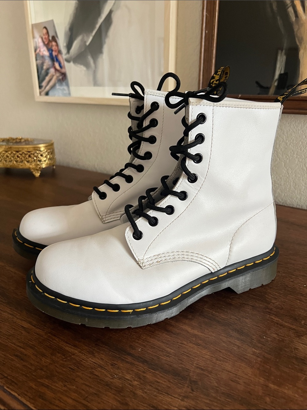 Dr. Martens 1460 White Smooth Leather 8-Eye Lace Up Boots Size 9 - Like New